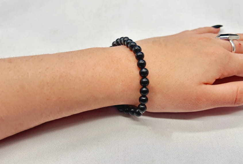 Read more about the article The Timeless Appeal of an Obsidian Bracelet